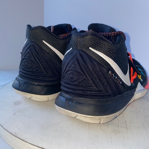 Nike Kyrie 5 Friends Special Edition GS 5Y - Picture 3 of 14